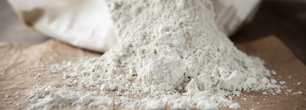 Mehl wird aus einem Blockbodenbeutel ausgekippt