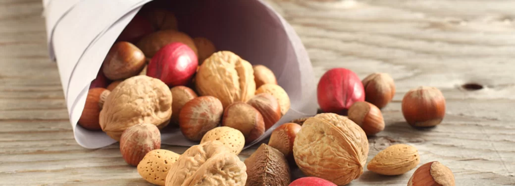 Trockenfrüchte und Nüsse ausgekippt vor Spitztüte